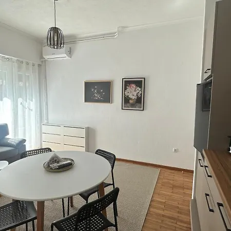 Apartment Elegance By The Sea